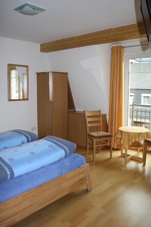 Weingut Goeres Hotel Briedel Room photo
